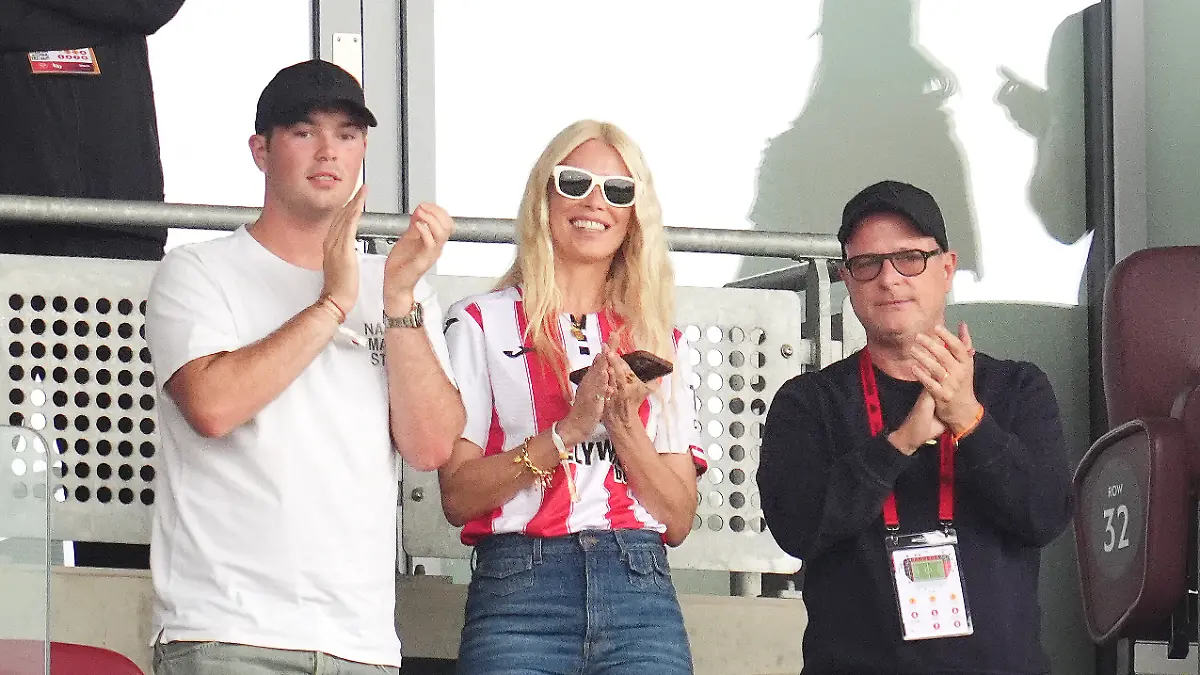 Claudia Schiffer zeigt sich im Brentford-Trikot.