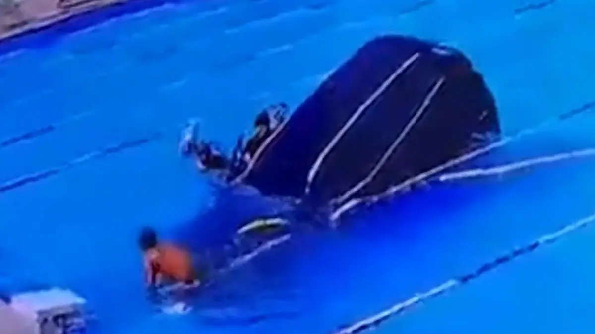 Auto versinkt in Schwimmbad – Mutter und Sohn sitzen noch drin! Rettungsschwimmer reagieren sofort
