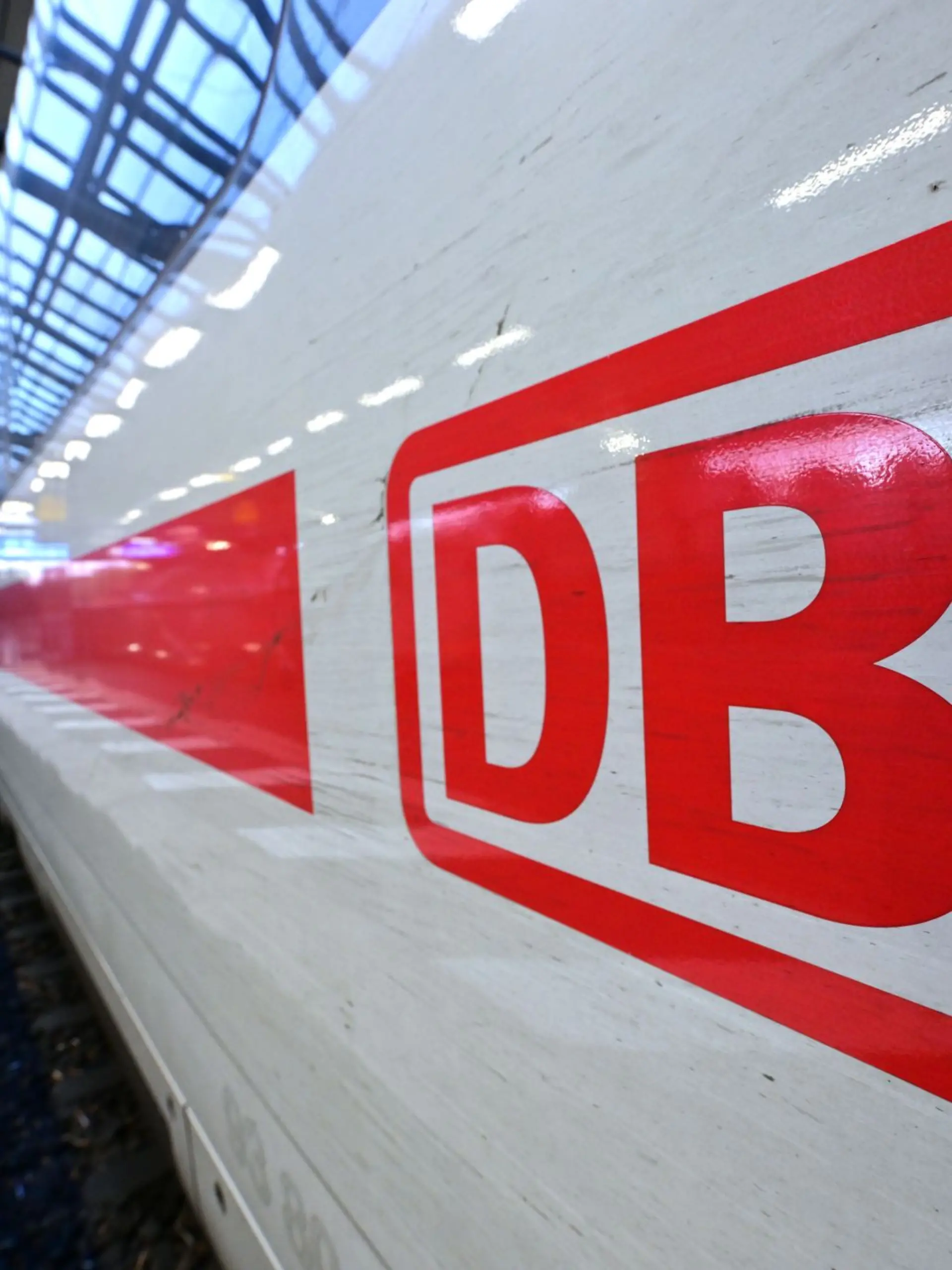 Bild zu: "Schock im ICE! Polizei holt Mann mit Axt aus dem Zug "