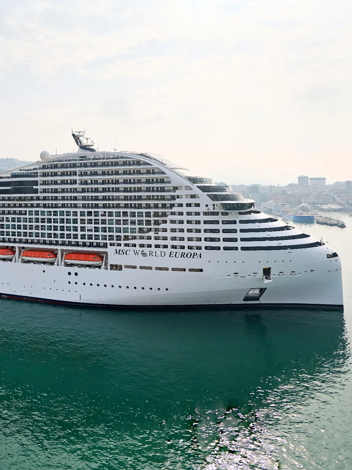 Das Kreuzfahrtschiff MSC World Europa der Mediterranean Shipping Company liegt im Hafen von Genua in Italien vor Anker