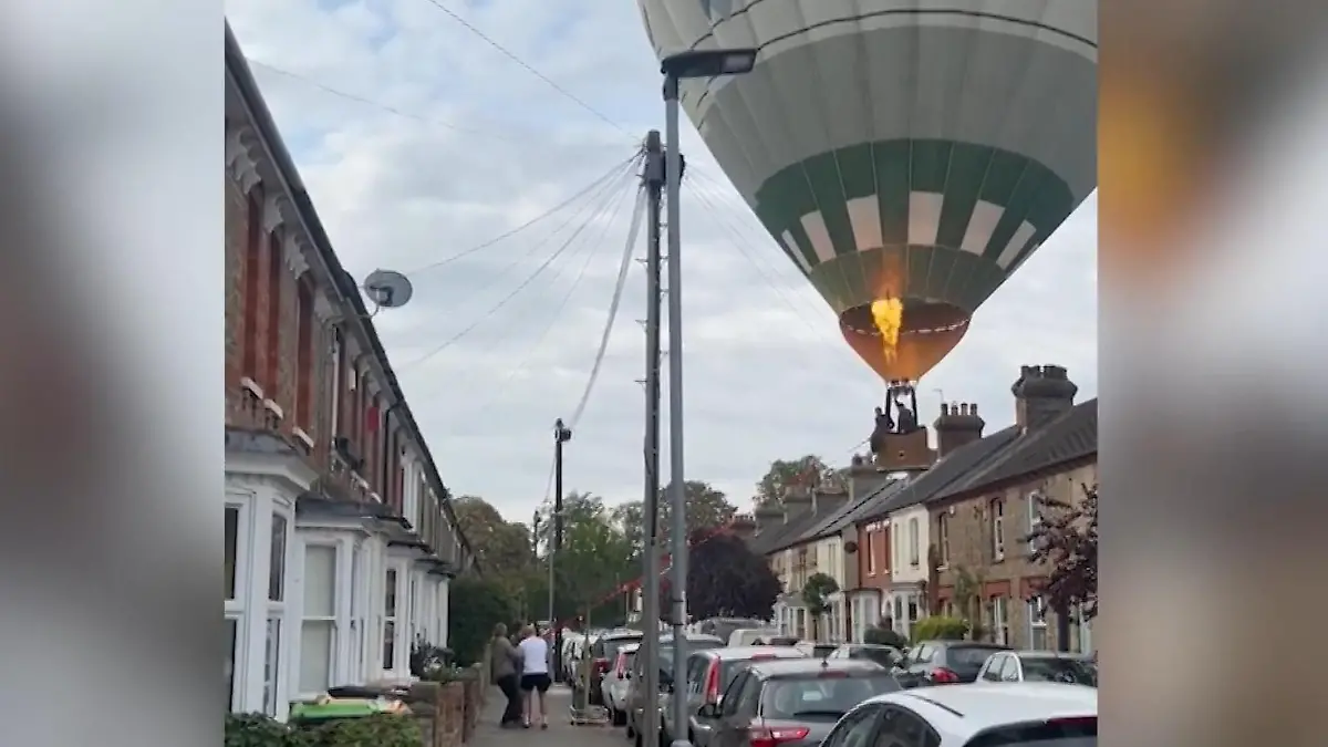 Heißluftballon sinkt in Wohngebiet! Pilot bangt plötzlich um sein Leben Anwohner müssen bei Notlandung helfen