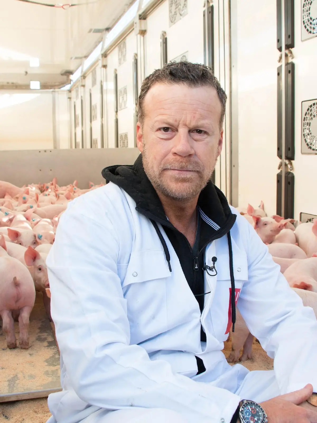Massentierhaltungs-Experiment: 60 Kilo Fleisch isst der Deutsche durchschnittlich im Jahr. Wo es herkommt verdrängen wir gerne. Jenke von Wilmsdorff, überzeugter Fleischesser, geht dem nach. Er besucht Massen-Mastbetriebe und Bio-Landwirte.