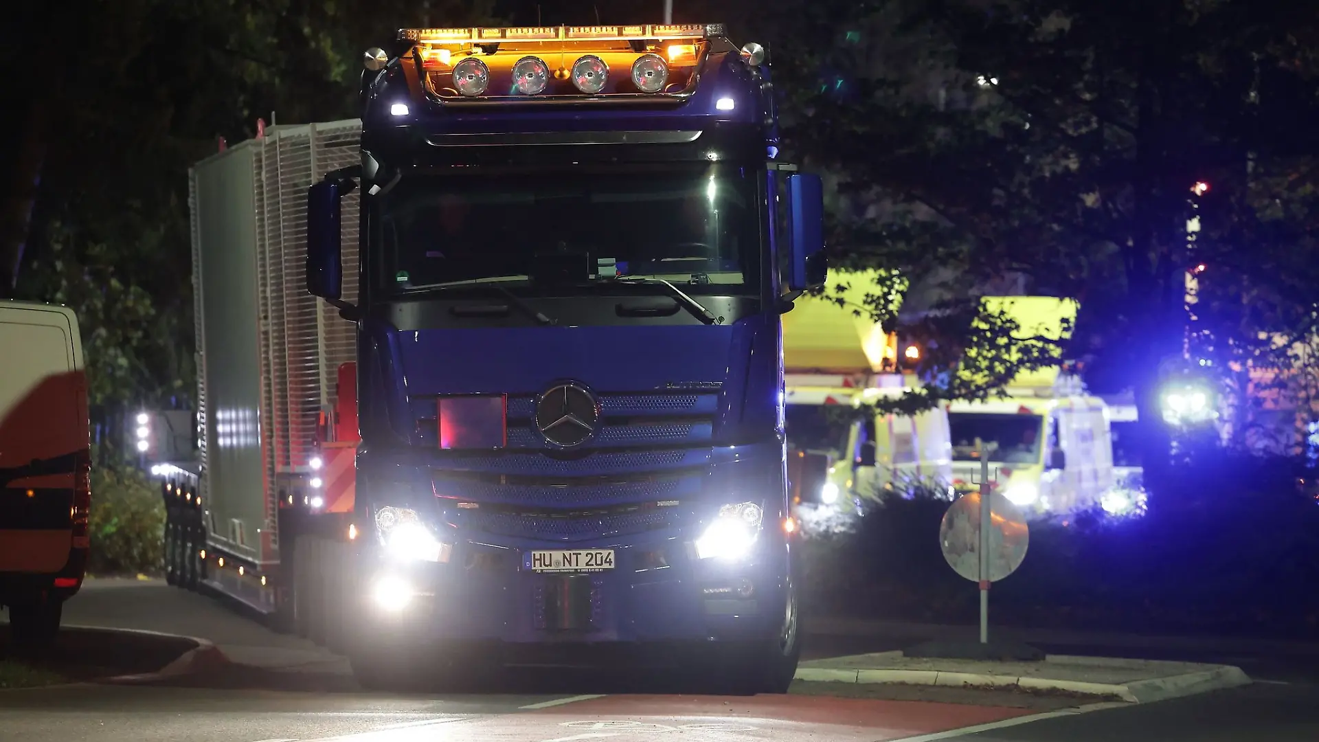 Aus Jülich wird Atommüll mit Schwertransportern in Richtung Ahaus transportiert. (Archivbild)