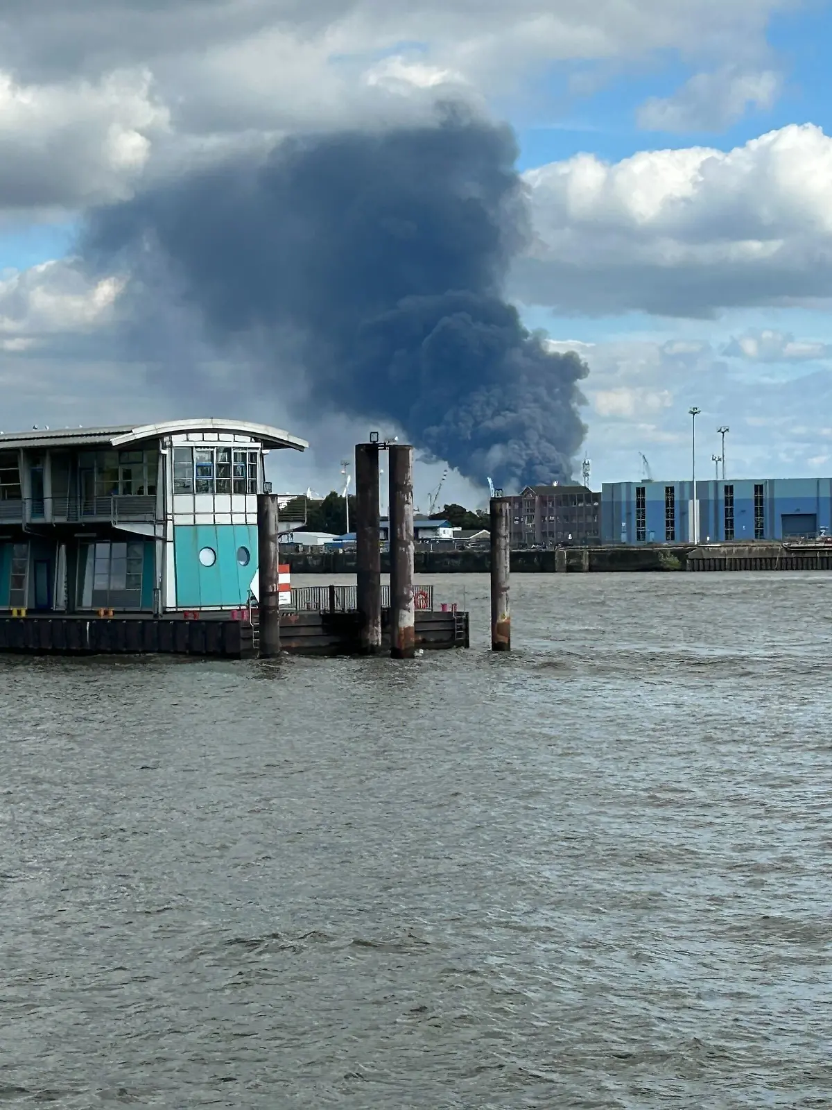 Bild zu: "Feuer und Explosionen in Hamburg: Flogen hier Lachgasflaschen in die Luft?"