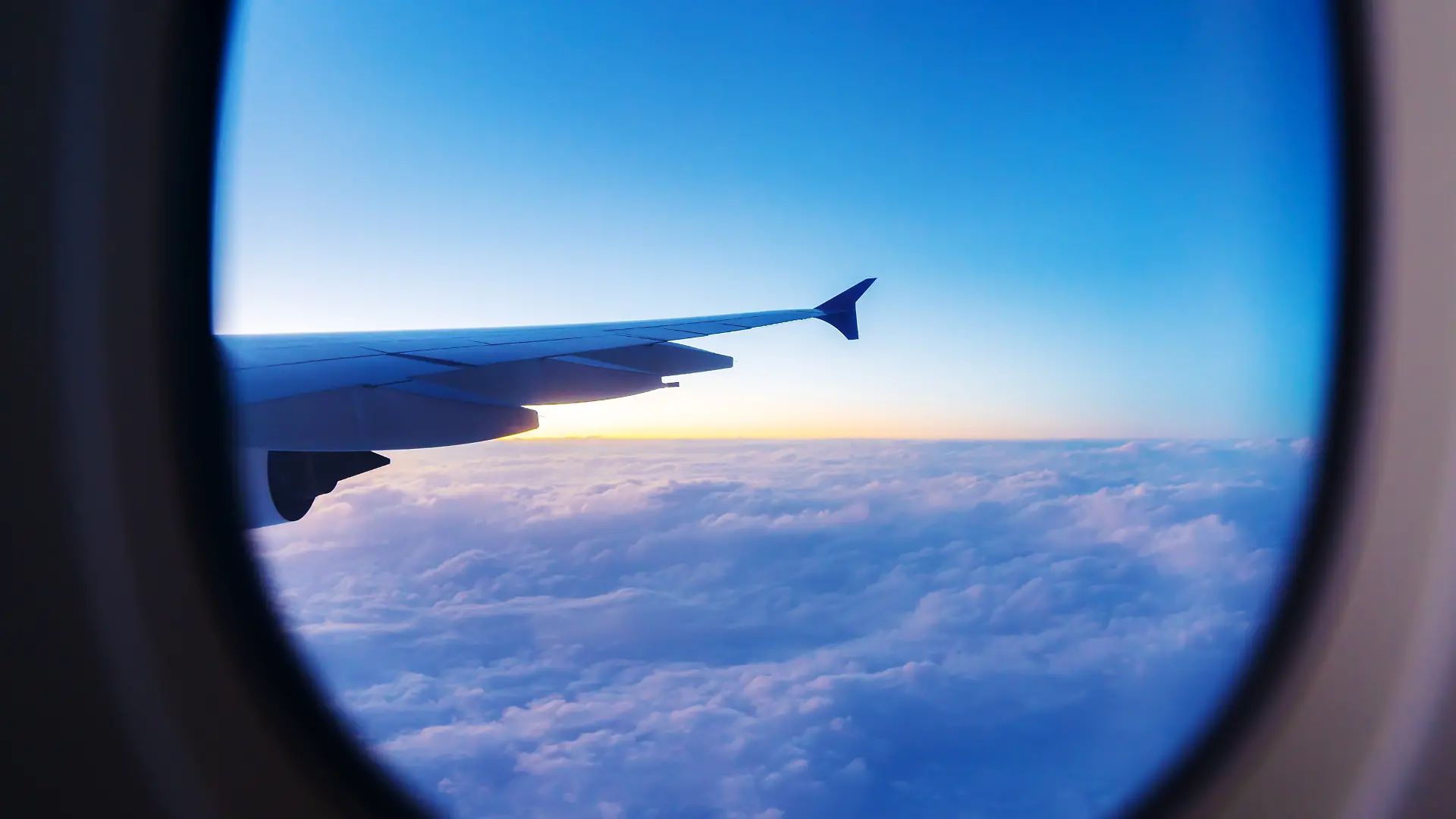 Geöffnete Sonnenblenden beim Start und der Landung des Flugzeuges erfüllen eine wichtige Funktion. Welche das ist, erklärt euch eine ehemalige Flugbegleiterin.