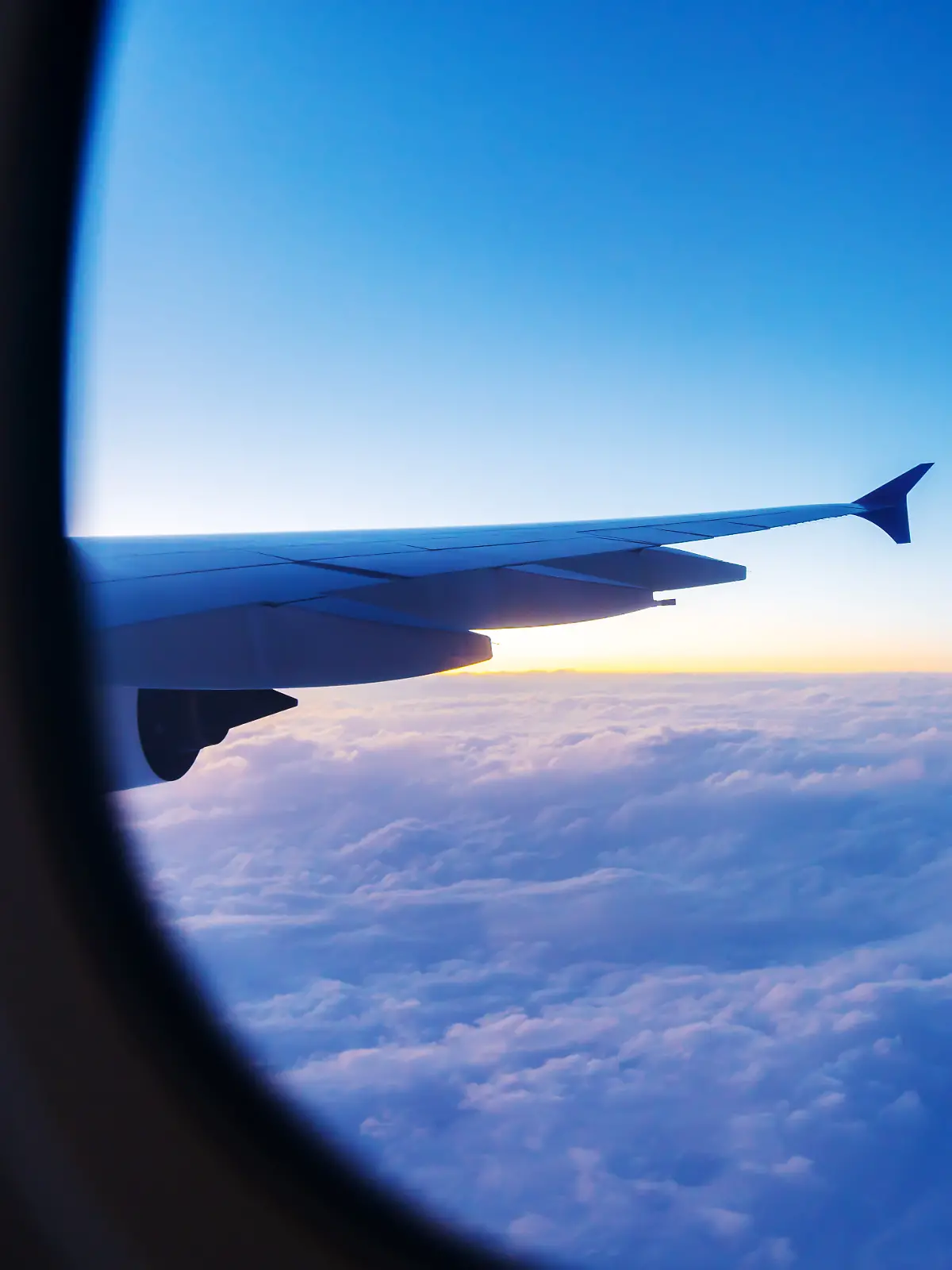 Geöffnete Sonnenblenden beim Start und der Landung des Flugzeuges erfüllen eine wichtige Funktion. Welche das ist, erklärt euch eine ehemalige Flugbegleiterin.