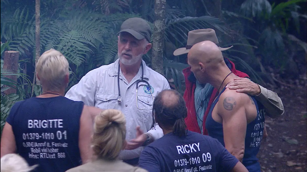 ACHTUNG: SPERRFRIST FÜR ALLE MEDIEN BIS SAMSTAG, 23. JANUAR 2016, 23.59 UHR !!!      Tag 9 im Camp - Dr. Bob erklärt (v.l.) Brigitte Nielsen, Jenny Elvers, Ricky Harris und Thorsten Legat das Rolf Zacher (verdeckt) aus medizinischen Gründen das Camp verlassen muss. # Foto: RTL

Verwendung der Bilder für Online-Medien ausschließlich mit folgender Verlinkung: "Alle Infos zu "Ich bin ein Star - Holt mich hier raus!" im Special bei RTL.de: http://www.rtl.de/cms/sendungen/ich-bin-ein-star.html

NUR ZUR EINMALIGEN VERÖFFENTLICHUNG ! KEINE WEITERGABE AN DRITTE ! 
KEINE VERWENDUNG NACH DEM 09.02.2016 !! KEINE ARCHIVIERUNG !

Suchbegriff: Dschungelcamp