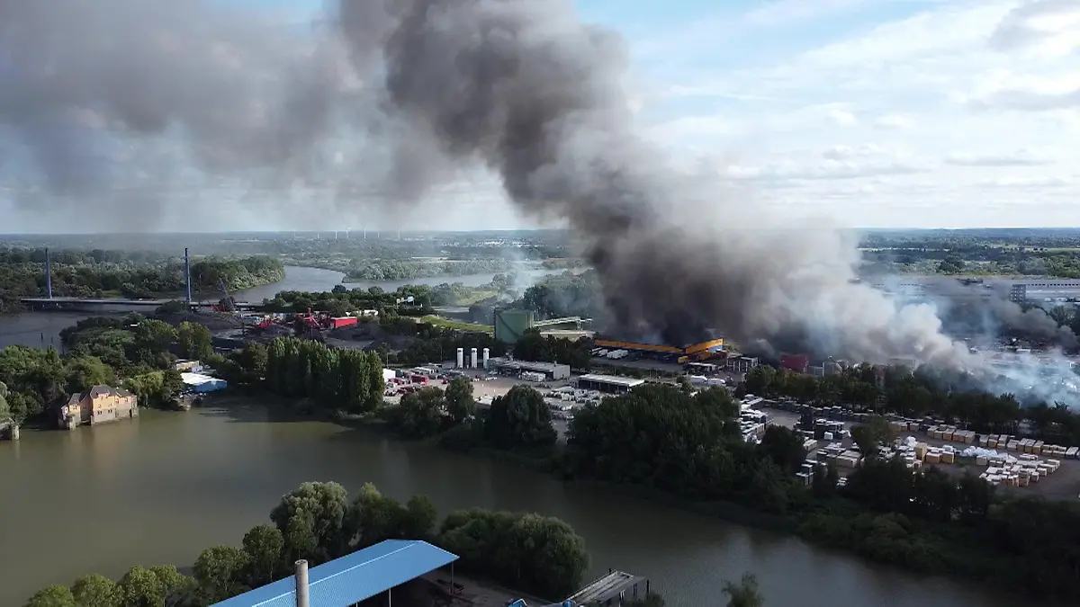 So erlebt ein Augenzeuge die Explosion Dichter Rauch über Hamburg!