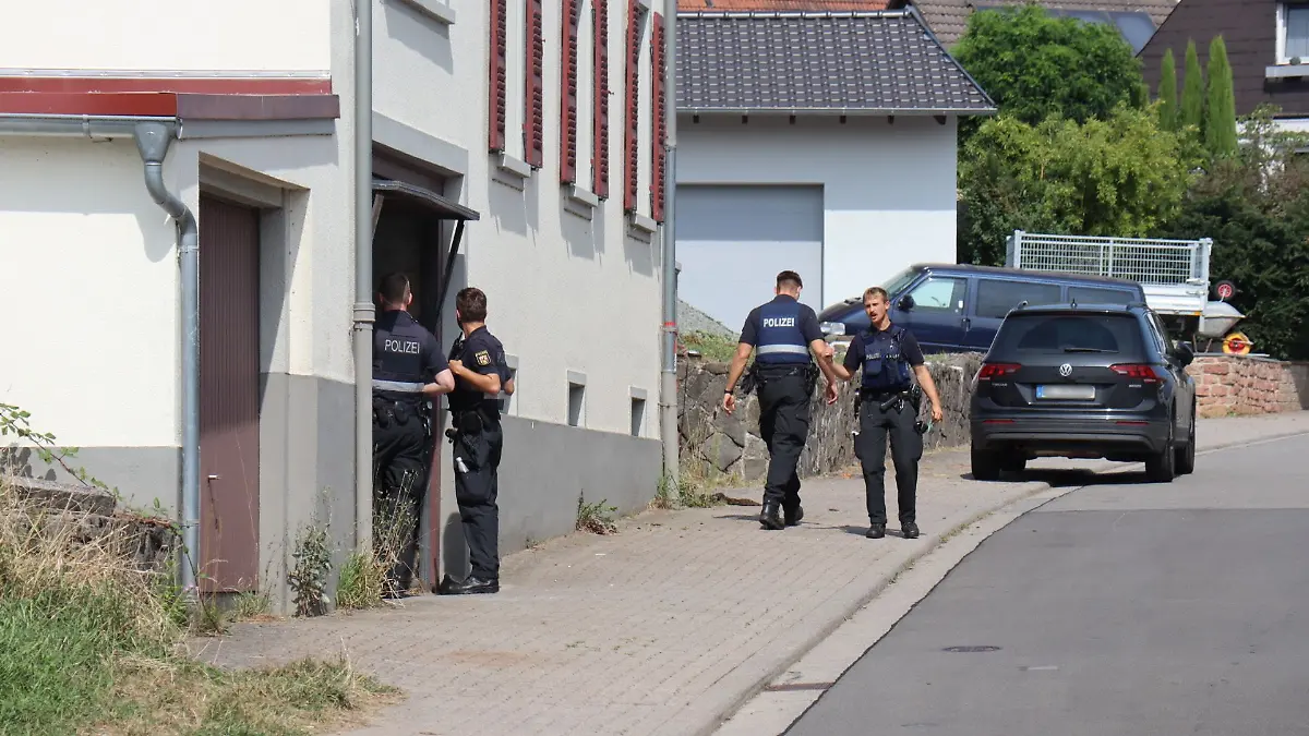 Einsatzkräfte der Polizei fahndeten nach dem Tatverdächtigen