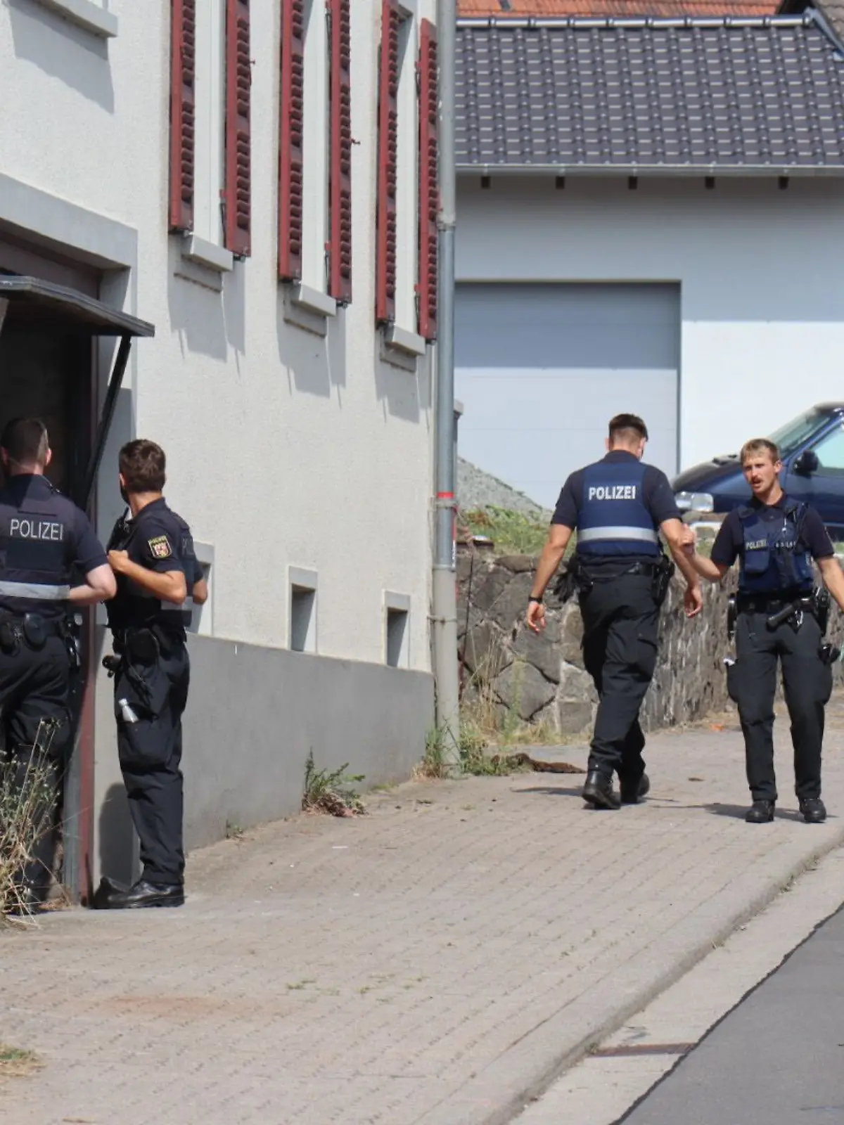 Einsatzkräfte der Polizei fahndeten nach dem Tatverdächtigen