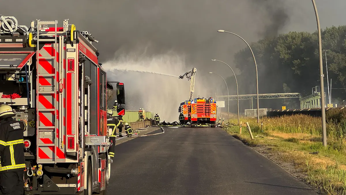 Die Flughafenfeuerwehr unterstützt mit Spezialfahrzeugen.