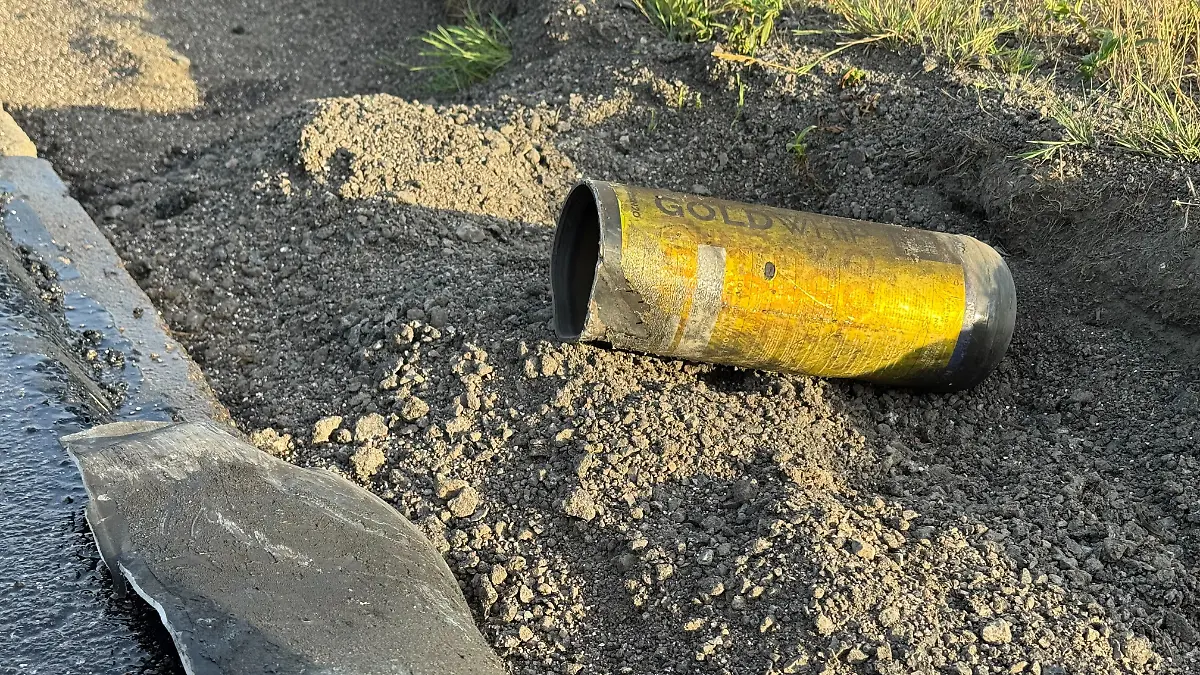 Trümmerteile der explodierten Gasflaschen liegen überall herum.