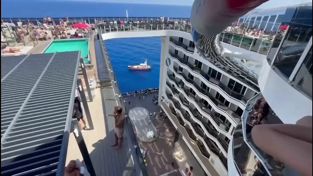 Boote der Küstenwache begleiten das Schiff.