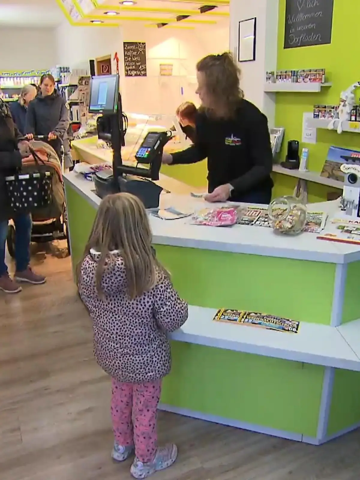 Nur 400 Einwohner hat das kleine hessische Örtchen Crainfeld – aber die sind voller Energie und Engagement! Nachdem 2019 die örtliche Bäckerei schließt, stellen die Einwohner selbst einen Tante Emma-Laden auf die Beine. Mehr zur Do it yourself-Grundversorgung mit Herz gibt’s im Video!