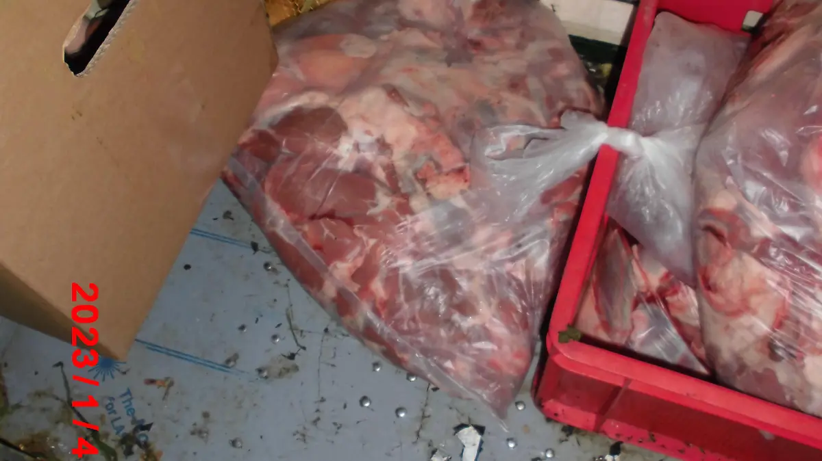 Ungekühltes Fleisch liegt auf dem Boden.