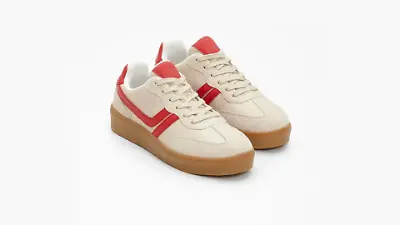 Plateau-Sneaker mit roten Details