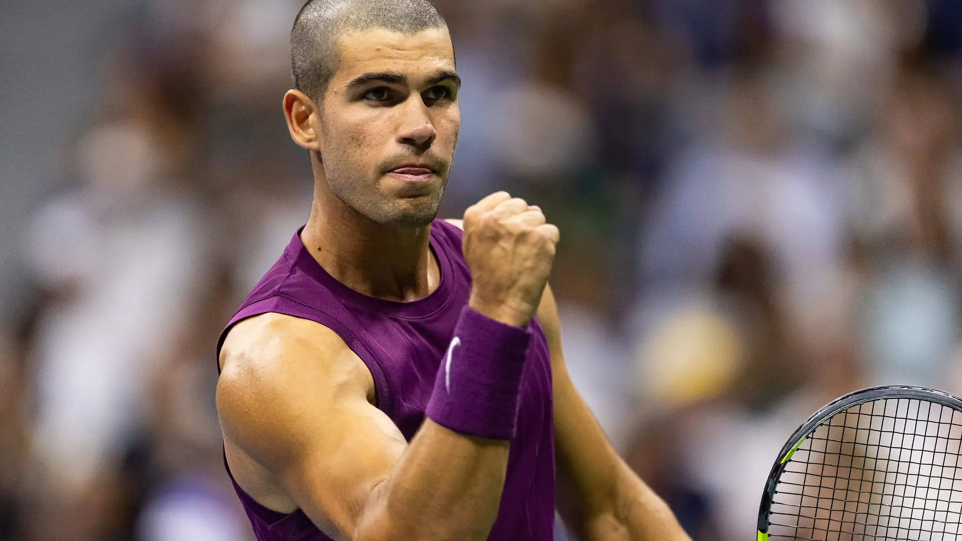 Carlos Alcaraz ballt bei den bei US Open 2025 in der 1. Runde im Arthur Ashe Stadium gegen Reilly Opelka die Faust.