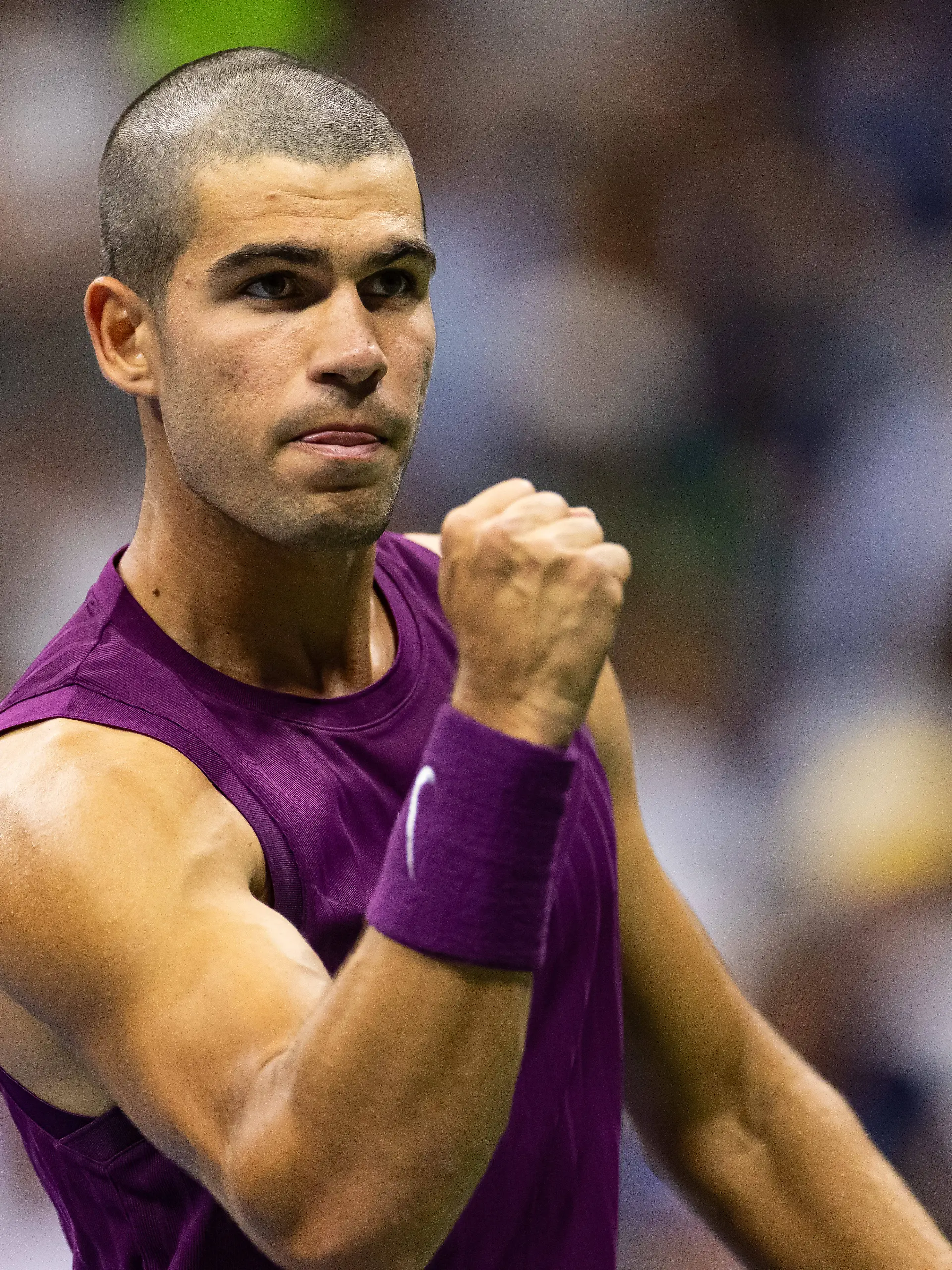 Carlos Alcaraz ballt bei den bei US Open 2025 in der 1. Runde im Arthur Ashe Stadium gegen Reilly Opelka die Faust. 