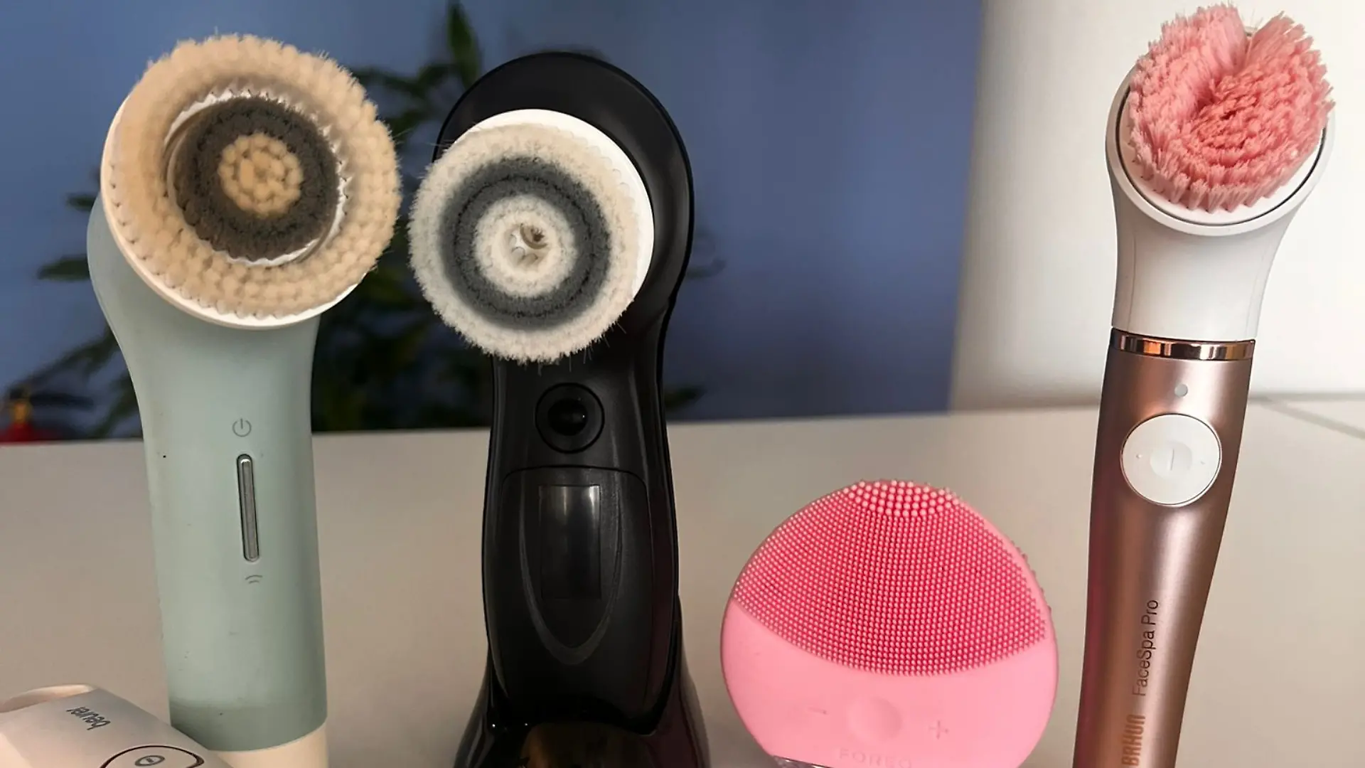 Gesichtsreinigungsbürsten nebeneinander 