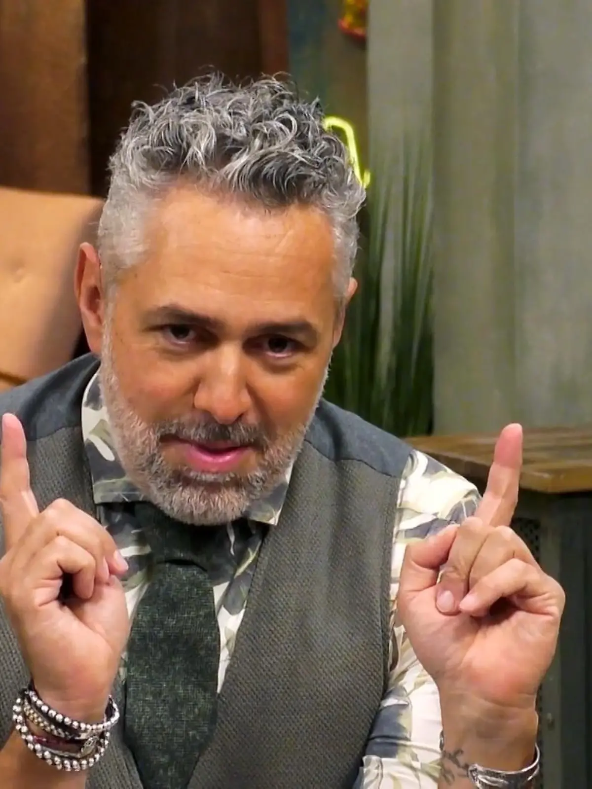 Bild zu: "Roland Trettl stimmt die Crew auf ein ganz besonderes Date ein"