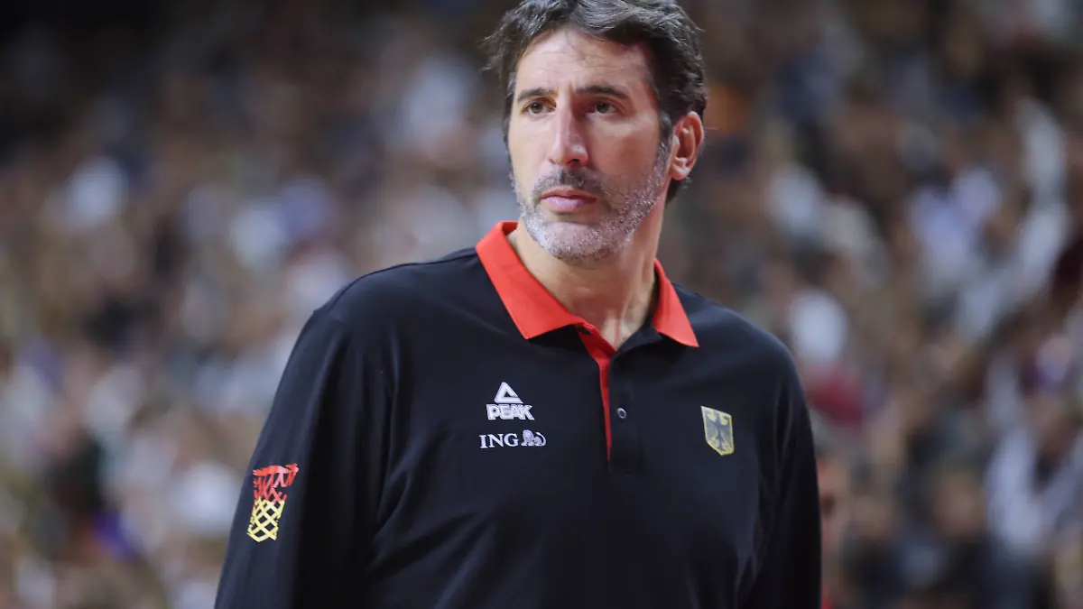 Bundestrainer Alex Mumbru beim EM-Vorbereitungsspiel Deutschland gegen Spanien in der Lanxess-Arena in Köln. 