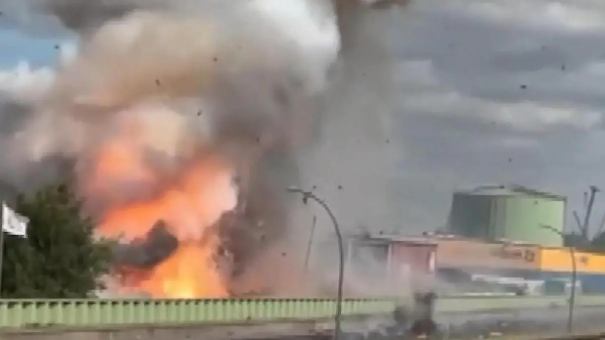 Mega-Explosion im Hamburger Hafen – neues Video hält Schock-Moment fest! Trümmer fliegen bis auf die A1