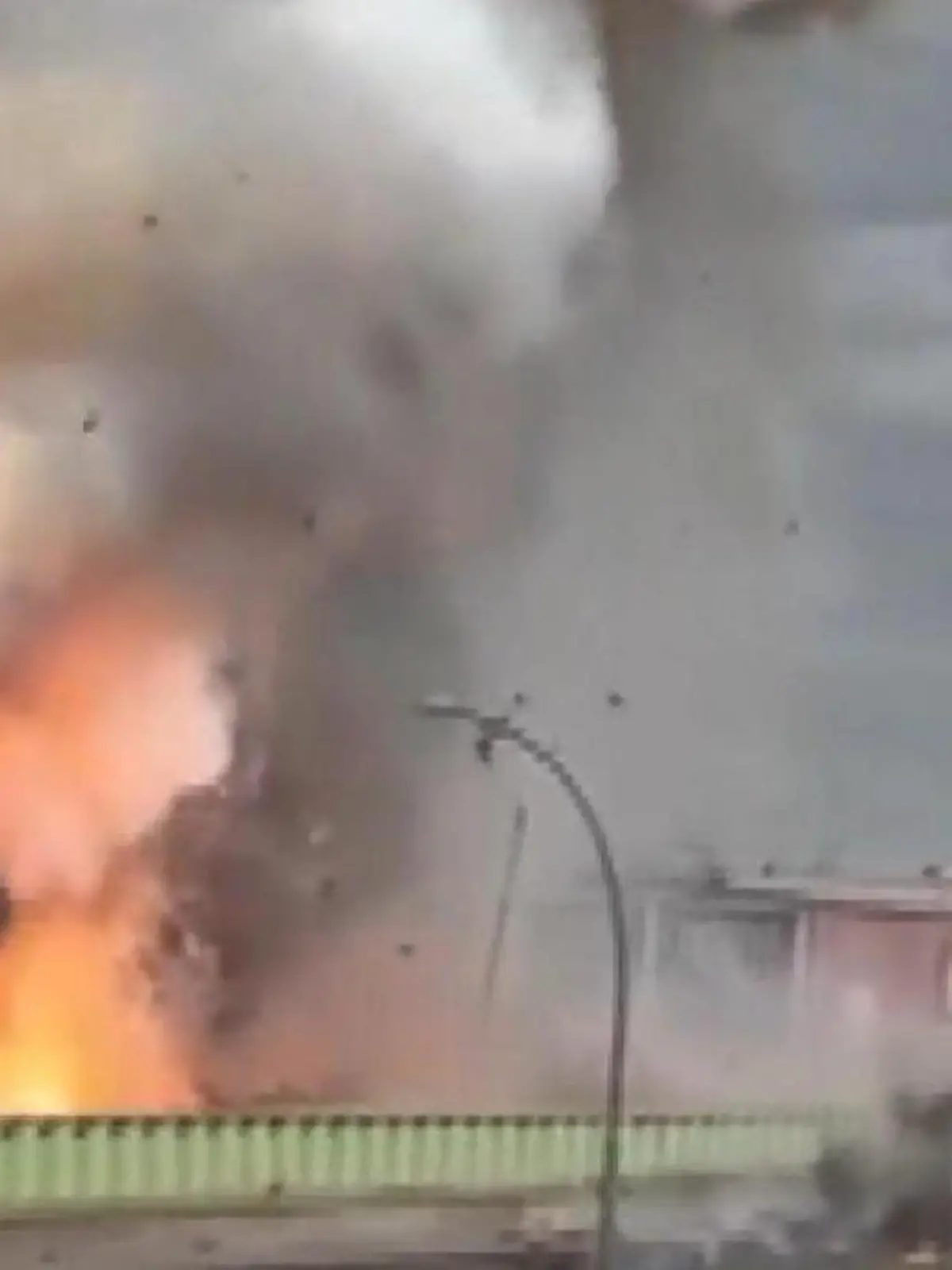 Bild zu: "Mega-Explosion im Hamburger Hafen – neues Video hält Schock-Moment fest!"