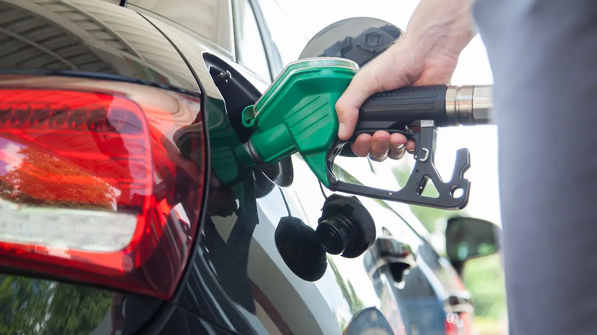 Oft wird man erst stutzig, wenn bereits die falsche Flüssigkeit fließt. Wurde der Motor noch nicht gestartet, reicht unter Umständen das Abpumpen des Gemisches.