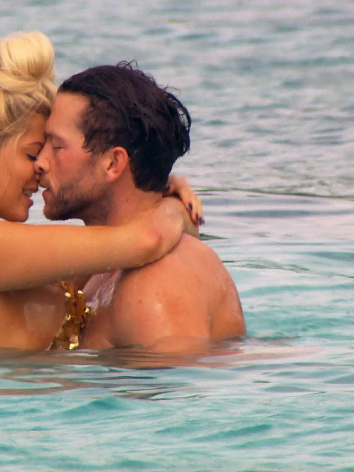 Es wird heiß - Sarah und Oliver im Meer.    Verwendung der Bilder für Online-Medien ausschließlich mit folgender Verlinkung: "Alle Infos zu "Der Bachelor" im Special bei RTL.de: http://www.rtl.de/cms/sendungen/show/der-bachelor.html
