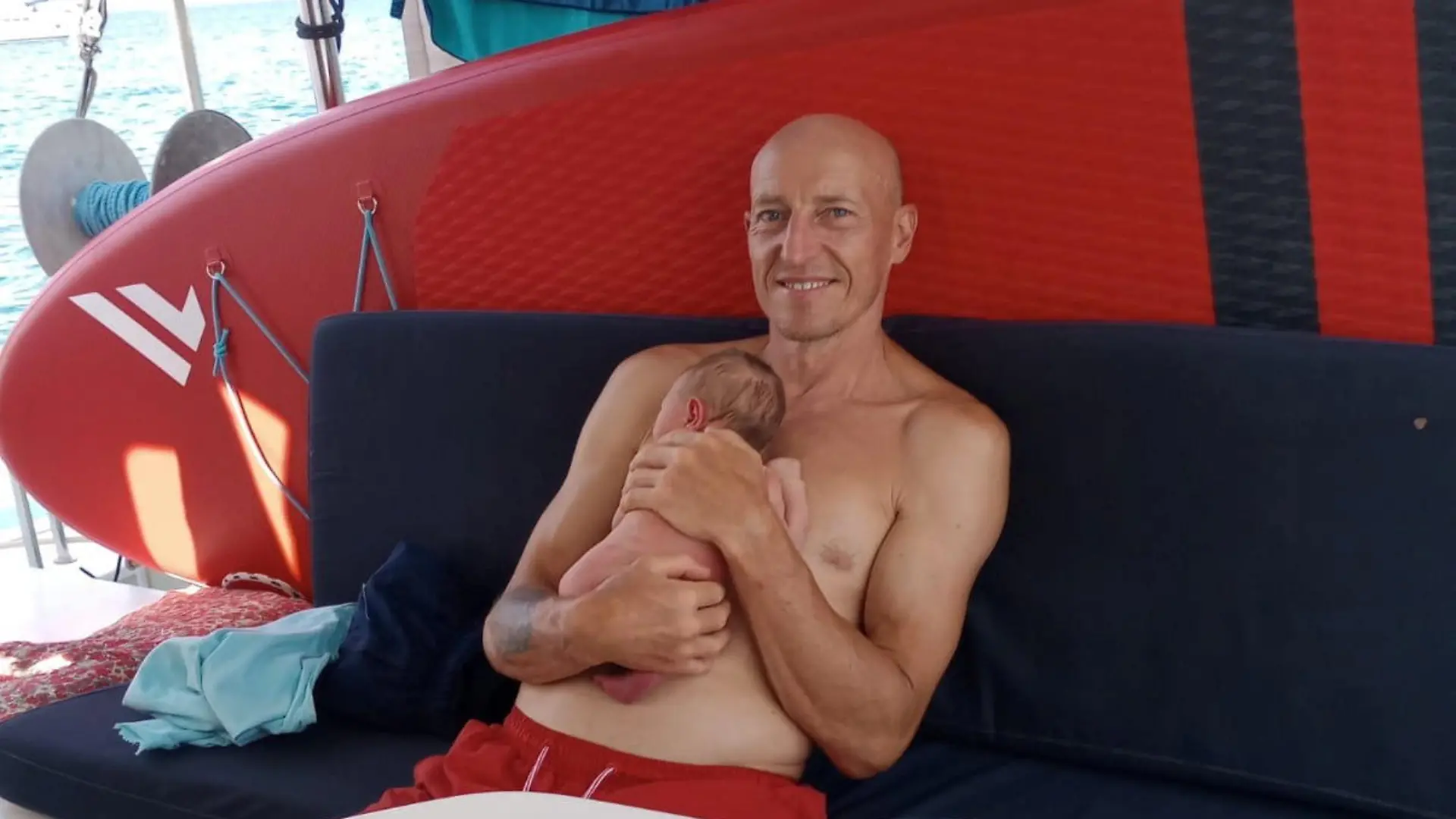 SONDERKONDITIONEN: Satzpreis!
Clive and Louisa. See SWNS story SWSMstranded. A British mum-to-be who flew 4,000 across the world to give birth on a beach is now "stranded" off the coast of Grenada with her four month old. Iuliia Gurzhii, 38, and her husband, Clive, 51, say they "feel like prisoners" after getting stuck in Grenada - unable to register her newborn's birth or apply for a passport. The couple left Tameside, Manchester, to the Caribbean island of Martinique in March 2023 when Iuliia was 35 weeks pregnant and hoped to have a natural birth on the beach - leaving their daughter Elizabeth, eight, in the UK as they couldn't get her passport renewed. After a week in Martinique, the couple moved on to a boat off the coast of St Lucia to give birth to their baby girl. / action press