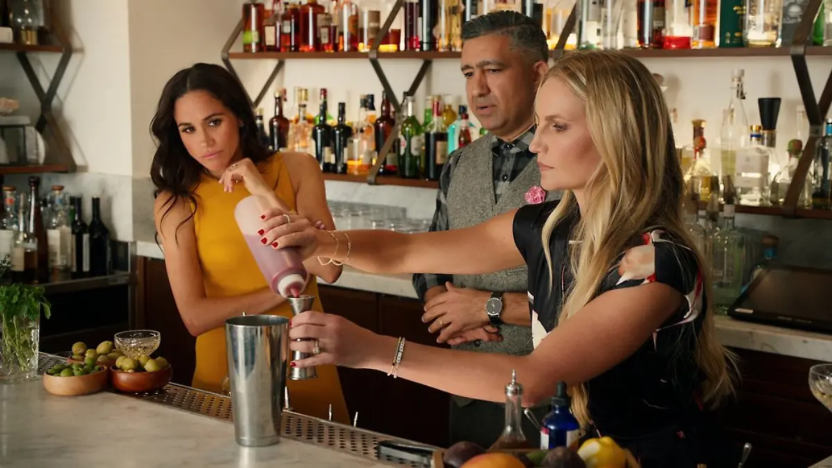 Herzogin Meghan testet in der zweiten Staffel „With Love, Meghan” auch das Cocktailmixen