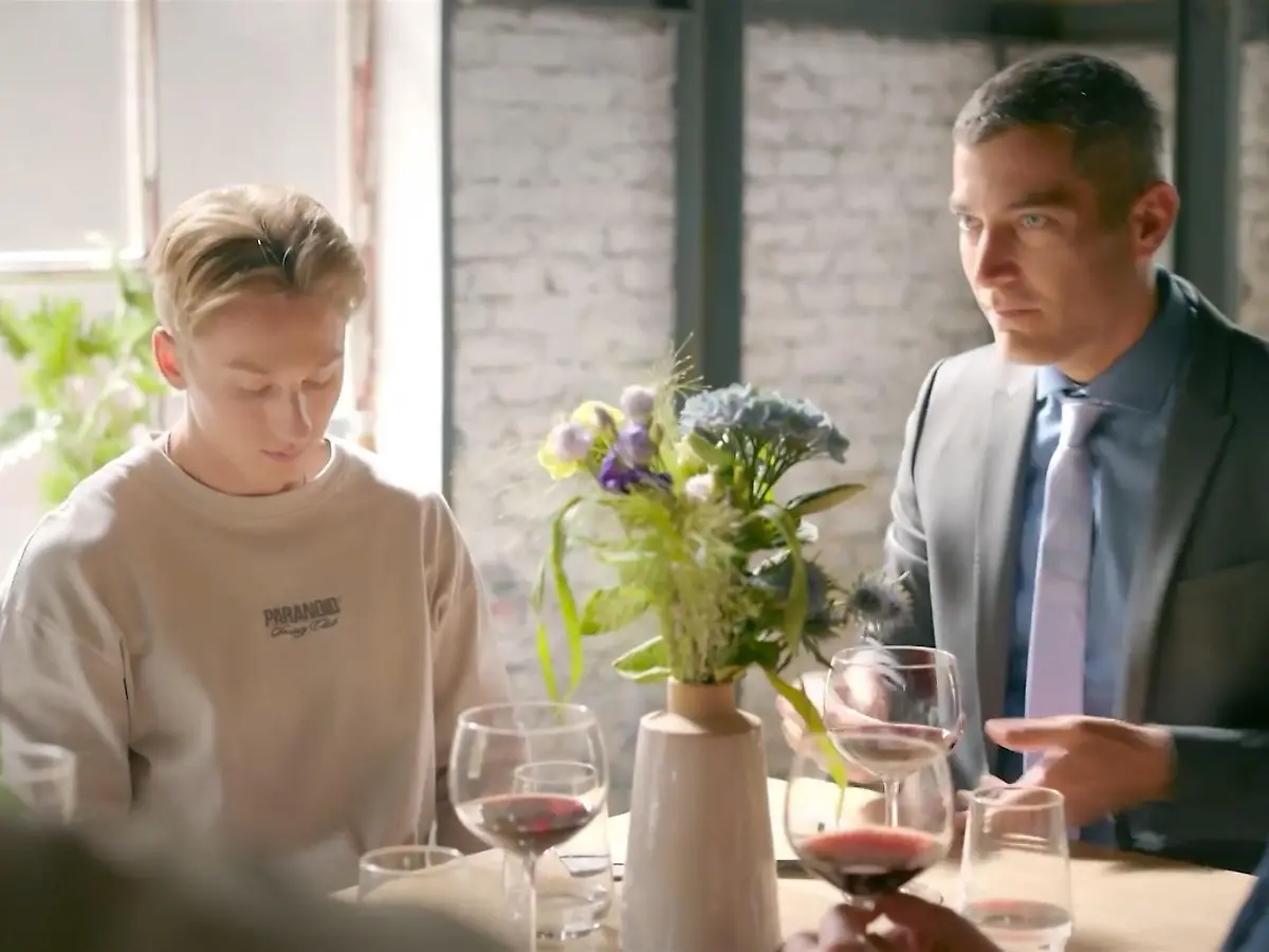 AWZ-Folge vom 09.09.25 auf RTL+: Dragan kämpft beim Team-Essen um Isabelles  Aufmerksamkeit