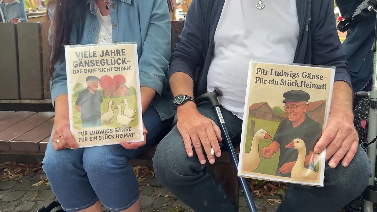 Seine Nachbarn demonstrieren für den Gänse-Opa und seine Tiere.