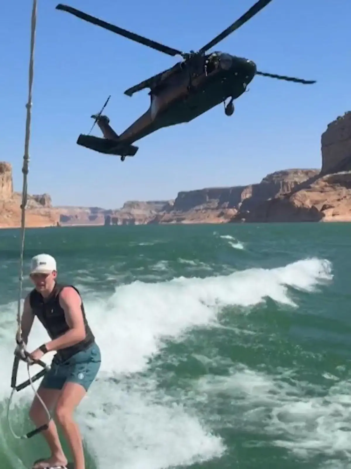 Bild zu: "Helikopter fegt Surfer vom Brett – alles für ein TikTok-Video?"
