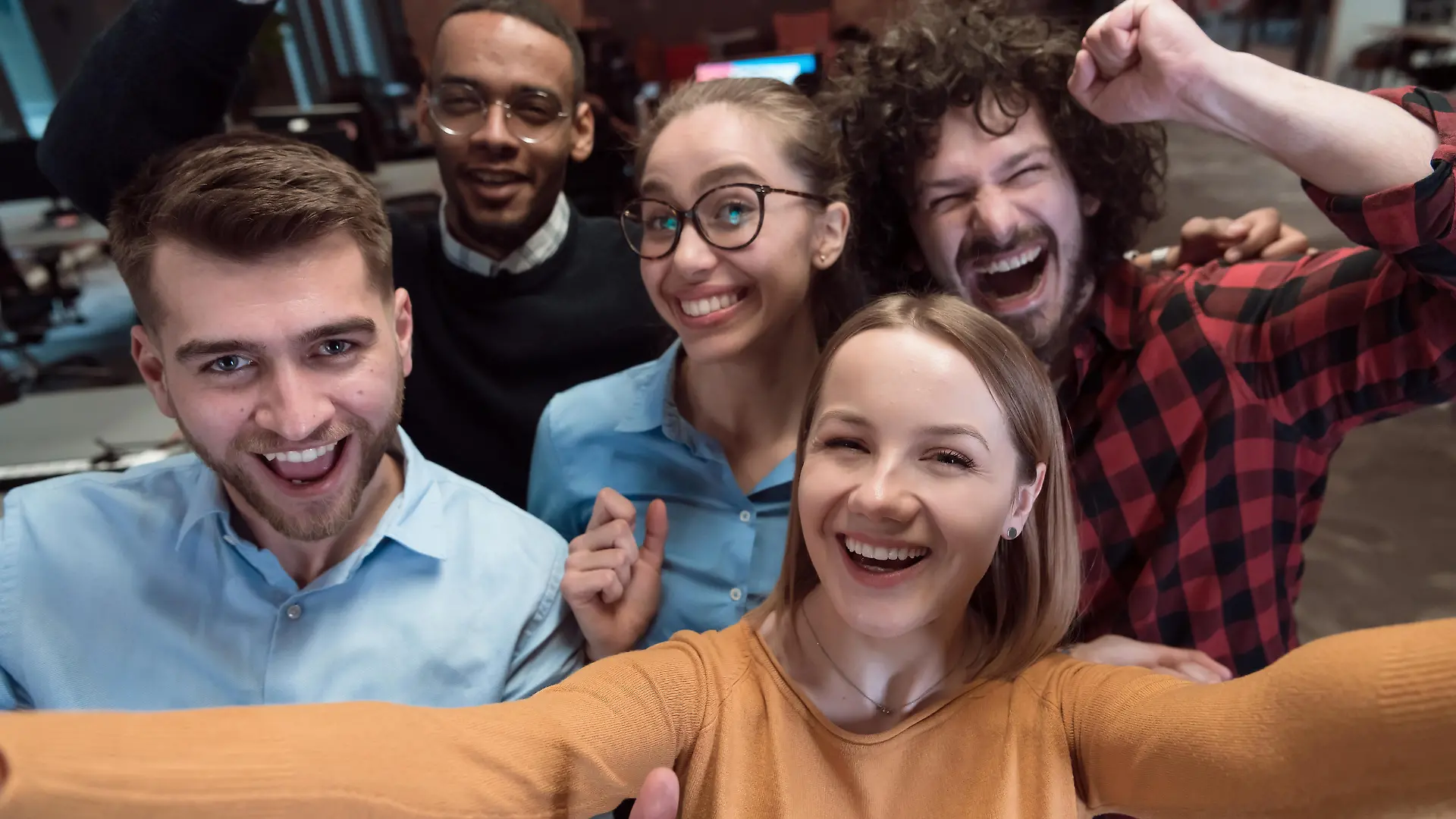 Group of business people during a break from the work taking selfie picture while enjoying free time in relaxation area at modern open plan startup office. Selective focus. High-quality photo || Modellfreigabe vorhanden
