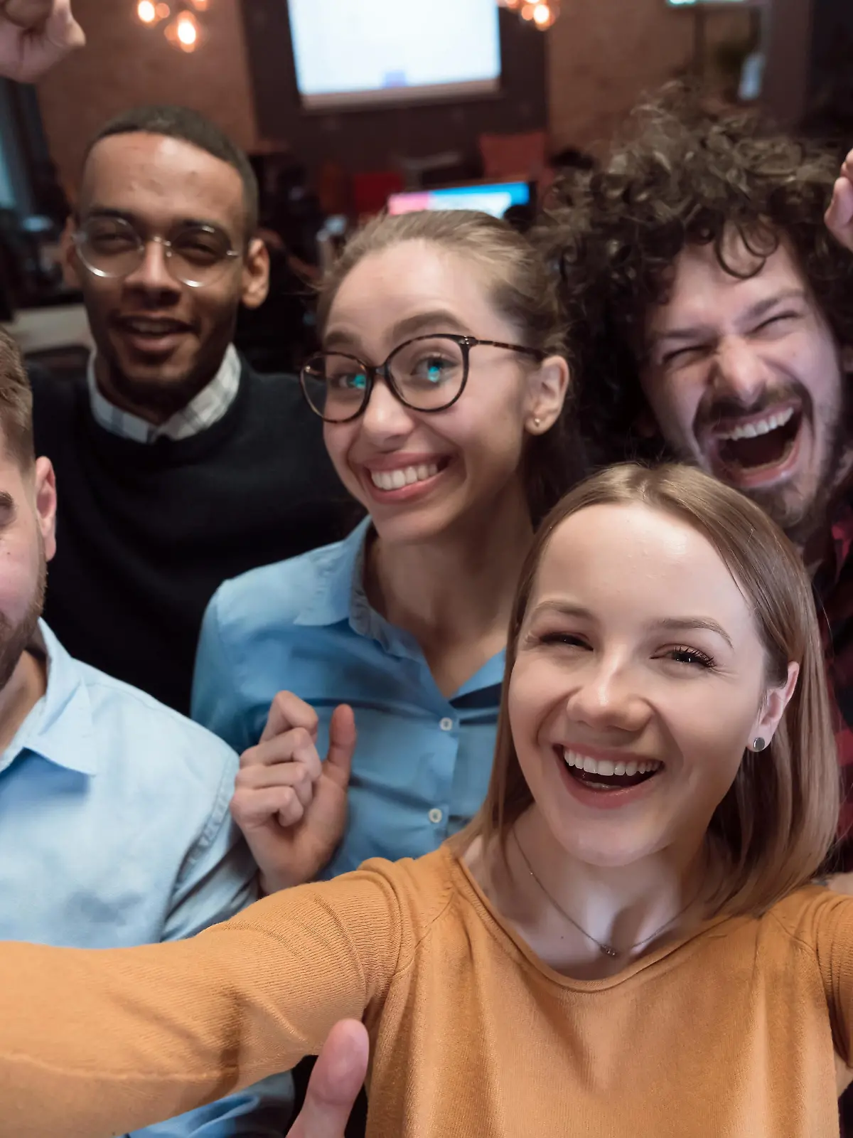 Group of business people during a break from the work taking selfie picture while enjoying free time in relaxation area at modern open plan startup office. Selective focus. High-quality photo || Modellfreigabe vorhanden