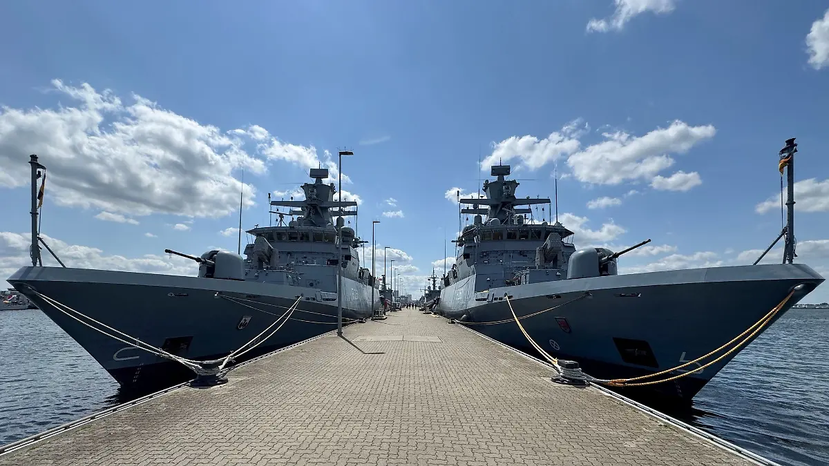 Korvetten in ihrem Heimathafen Hohe Düne in Warnemünde.