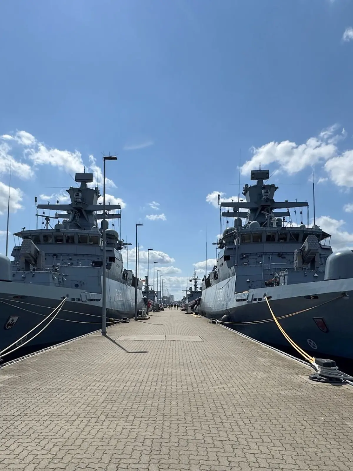 Bild zu: "Sabotage mitten in Hamburg! Männer sollen Bundeswehr-Schiffe beschädigt haben"