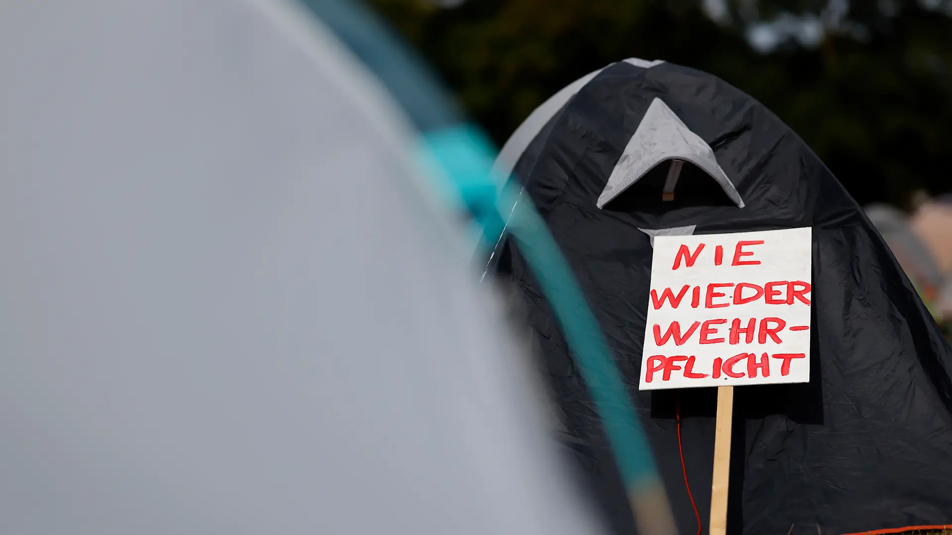Ein Protestcamp im Kölner Grüngürtel. Die Teilnehmer richten sich gegen jeden Krieg, die Rüstungsindustrie und insbesondere die Rüstungsfirma Rheinmetall, welche nach dem Willen der Bundesregierung die Bundeswehr aufrüsten soll.