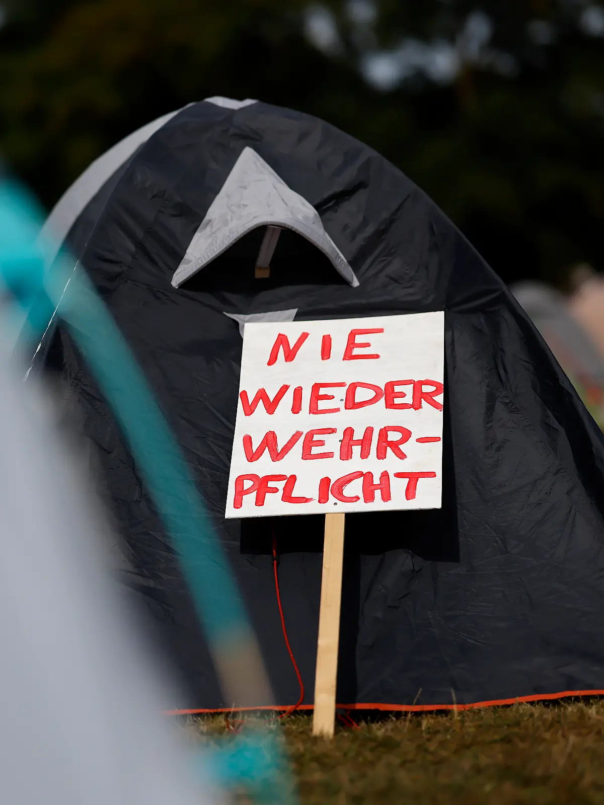 Ein Protestcamp im Kölner Grüngürtel. Die Teilnehmer richten sich gegen jeden Krieg, die Rüstungsindustrie und insbesondere die Rüstungsfirma Rheinmetall, welche nach dem Willen der Bundesregierung die Bundeswehr aufrüsten soll.
