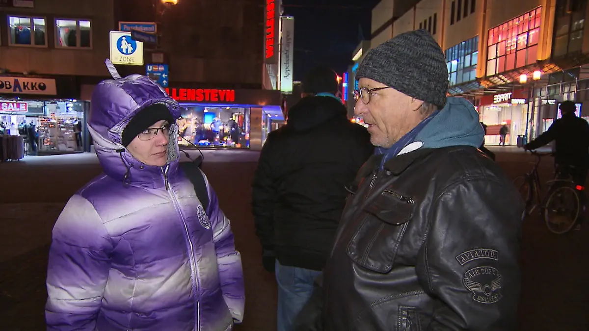 Frank Böhme (r.) und Ehrenamtlerin Janita (l.) auf Tour mit  "Warm durch die Nacht".