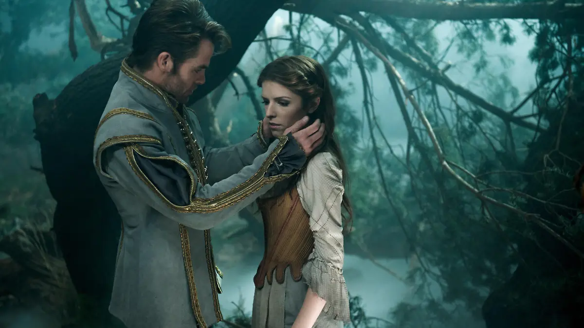 INTO THE WOODS - Chris Pine (Cinderellas Prinz)und Anna Kendrick (Cinderella)