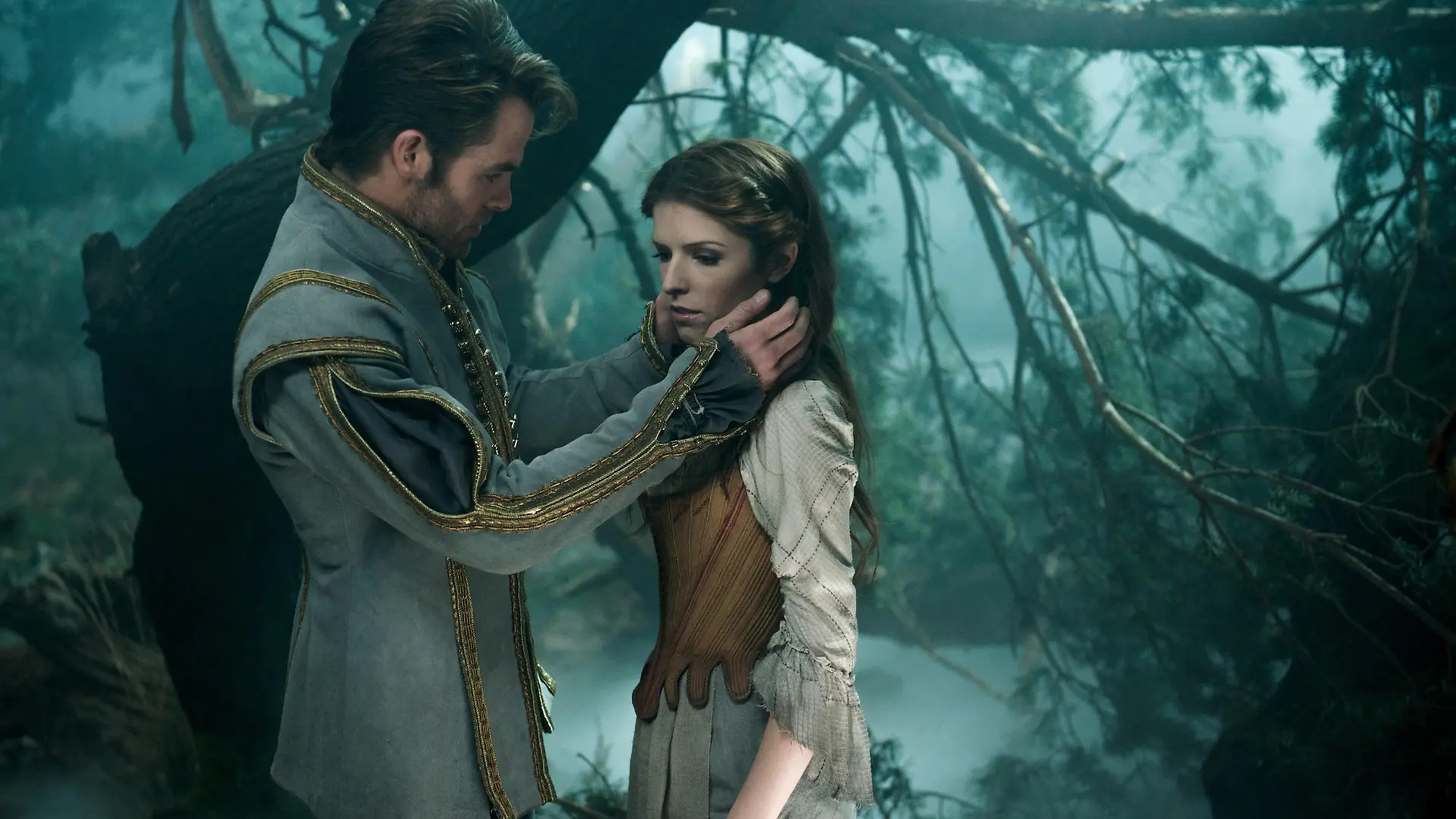 INTO THE WOODS - Chris Pine (Cinderellas Prinz)und Anna Kendrick (Cinderella)
