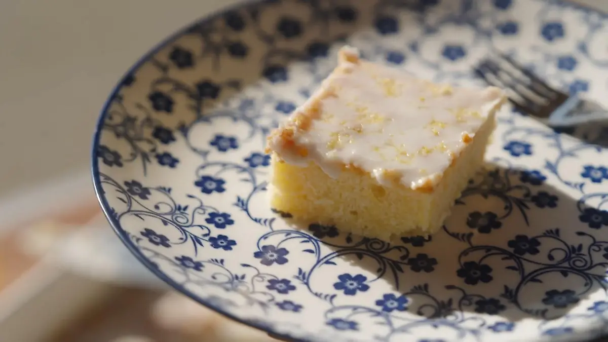 Sie sind DER Sommerkuchen 2025! Kennt ihr schon Lemon Blondies? Sonnige Frische trifft saftige Süße
