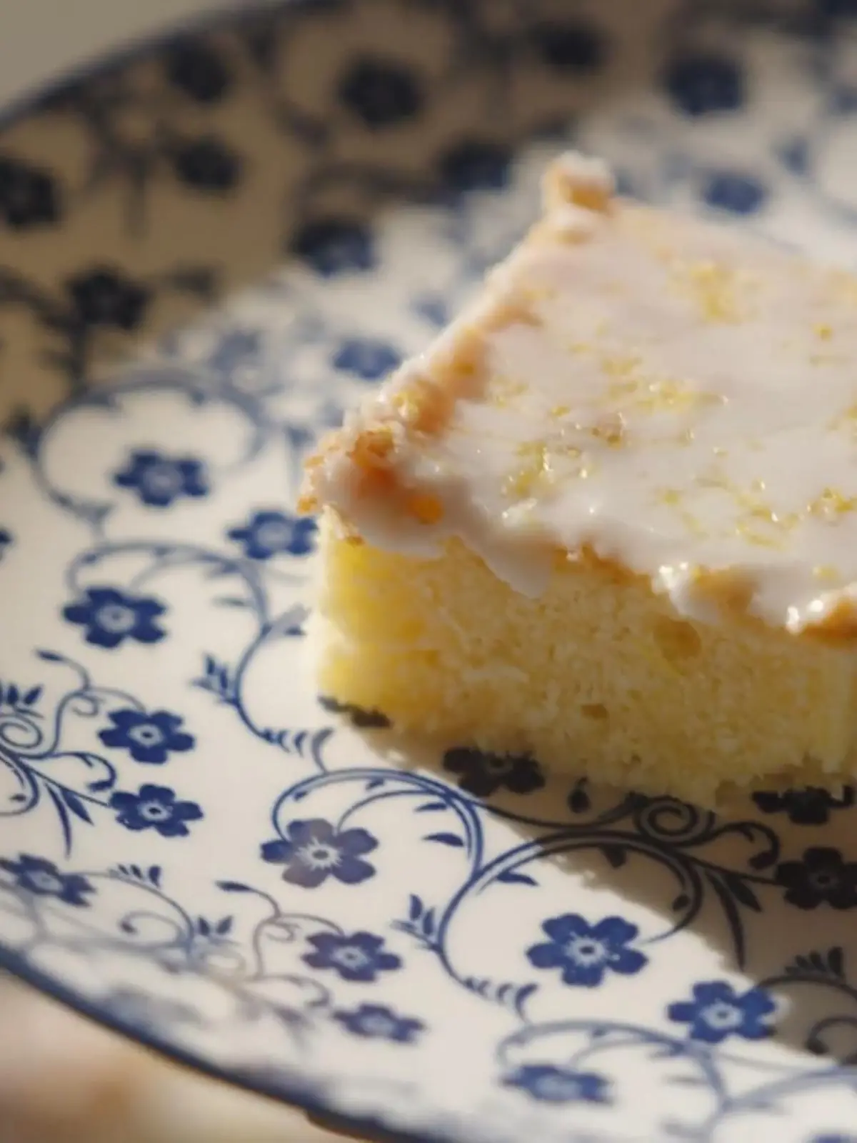 Bild zu: "Wir backen Lemon Blondies! Sonnige Frische trifft saftige Süße"