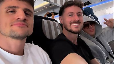 Party mit Bill Kaulitz? Jannik Kontalis in Flieger nach Los Angeles erwischt