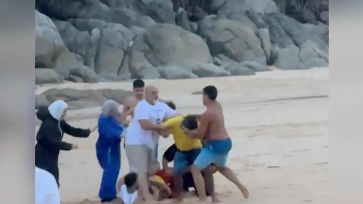 Weil sie Touristen schützen wollen! Rettungsschwimmer brutal verprügelt An Strand in Thailand