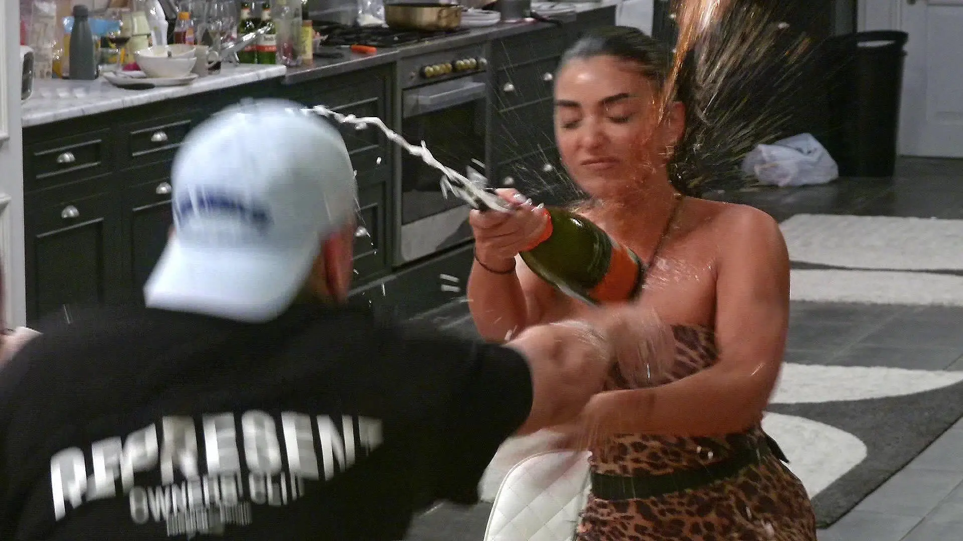 Bild von Hier fliegen die Getränke! Jenny und Nico geraten aneinander