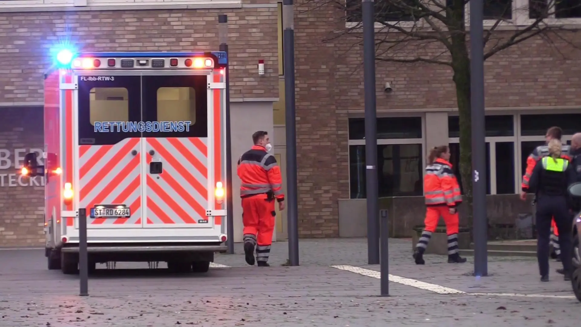 10.01.2023, Nordrhein-Westfalen, Ibbenbüren: Ein Rettungswagen steht in Ibbenbüren. Ein 17-jähriger Schüler soll im münsterländischen Ibbenbüren seine Lehrerin umgebracht haben. Der Jugendliche habe nach der Tat selbst den Notruf gewählt und sich widerstandslos festnehmen lassen, sagte ein Sprecher der Staatsanwaltschaft in Münster am Dienstagabend. Die Tat habe sich an einem Berufskolleg ereignet. Foto: -/NWM-TV/dpa +++ dpa-Bildfunk +++