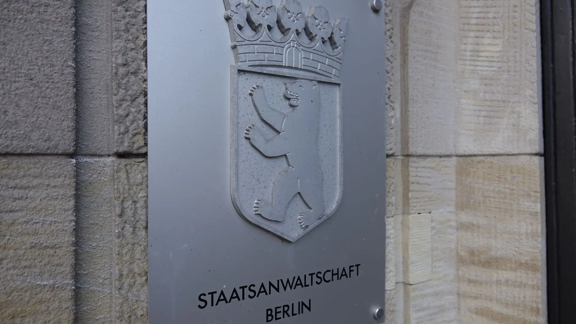 Ein Ex-Polizist wird wegen Computerbetrugs in Berlin angeklagt.